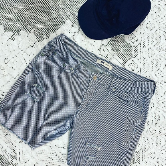 Levi’s Bermuda Shorts - Picture 2 of 3